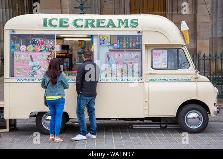 Edimburgo, Scozia - 9 Agosto 2015: Tradizionale gelato van parcheggiato in strada in Edinbiugh. Un uomo e una donna sono Acquisto di bibite. Foto Stock