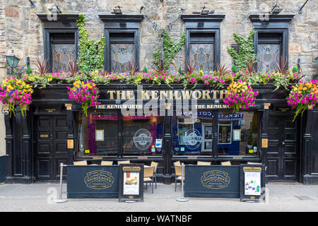 Edimburgo, Scozia - 9 Agosto 2015: tradizionale pub Scozzese, Kenilworth, in Ediburgh, Scozia. Storico edificio in stile vittoriano con arti e Cr Foto Stock