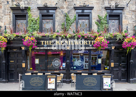 Edimburgo, Scozia - 9 Agosto 2015: tradizionale pub Scozzese, Kenilworth, in Ediburgh, Scozia. Storico edificio in stile vittoriano con arti e Cr Foto Stock