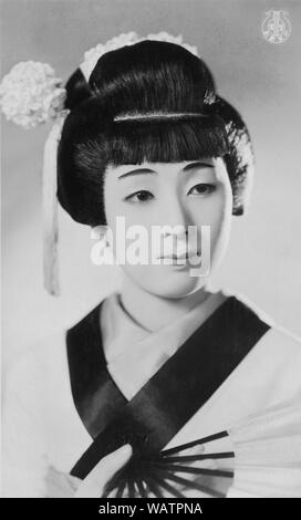 [ 1930 Giappone - Takarazuka attrice ] - attrice al Takarazuka Gekidan (Takarazuka Review). Takarazuka Gekidan è un tutti femmina theatre troupe, con donne anche la riproduzione di uomini i ruoli, con estremamente fedeli fan. Essa è stata fondata nel 1913 come il Takarazuka Chorus da parte dell'imprenditore e il cabinet ministro Ichizo Kobayashi (1873-1957). La loro prima esibizione nel 1914 è stata un grande successo e hanno attratto sempre di più un pubblico più vasto. Il nome attuale è stato adottato nel 1940. Xx secolo cartolina vintage. Foto Stock