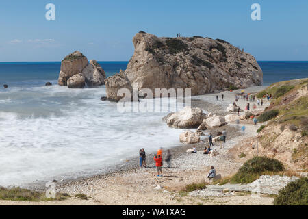 Spiaggia d'amore. Roccia di Afrodite - Aphrodite il luogo di nascita di vicino alla città di Paphos. La roccia del Greco (Petra tou Romiou). Isola di Cipro Foto Stock