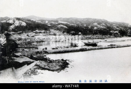 [ 1910s Giappone - Piccolo porto giapponese su Awaji Island ] - Il villaggio di pescatori di Iwaya su Awaji Island nella prefettura di Hyogo. Xx secolo cartolina vintage. Foto Stock