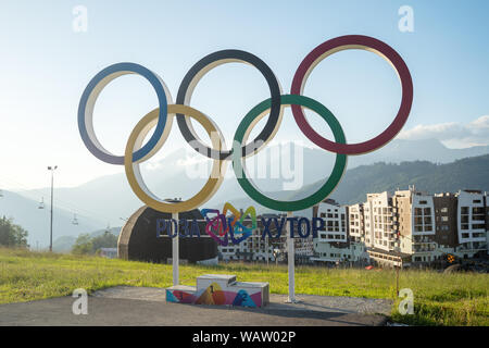 Russia, Sochi - Luglio 4, 2019: Colorful anelli olimpici nel villaggio olimpico in Rosa Khutor, cielo blu al giorno. Foto Stock