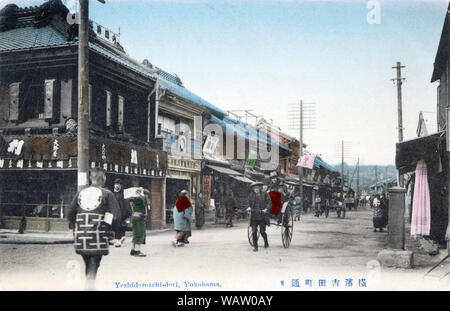 [ 1900 Giappone - Street View a Yokohama ] - Yoshidamachi 2-chome, Yokohama, nella prefettura di Kanagawa. Nella parte anteriore, un rickshaw con passeggero può essere visto. Xx secolo cartolina vintage. Foto Stock