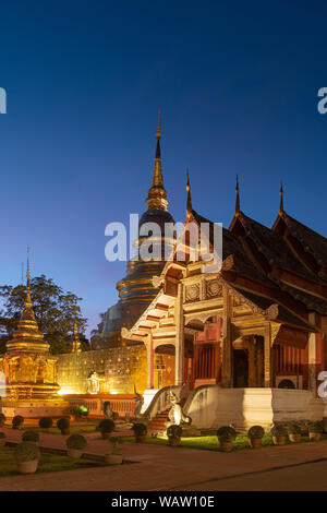 Il Wat Phra Singha cappella e illuminazione pagoda in serata. Chiang Mai, Thailandia. Foto Stock