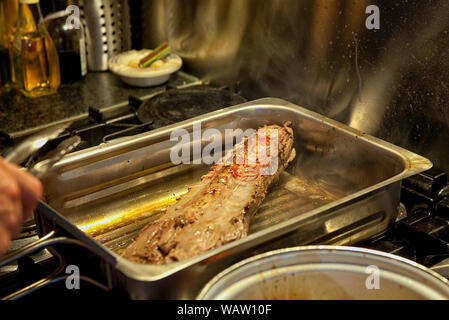 La cottura di capriolo in cucina a casa Foto Stock