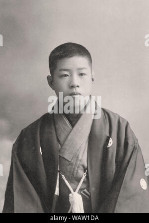 [ 1900 Giappone - ragazzo giapponese in kimono ] - Giovane ragazzo giapponese in kimono formale. Xx secolo gelatina vintage silver stampa. Foto Stock