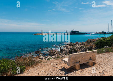 Banco di pietra di fronte alla vista sul mare nel sud della Francia Foto Stock