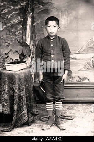 [ 1900 Giappone - ragazzo giapponese in uniforme scolastica ] - Un dodicenne ragazzo in uniforme scolastica, datata 1904 (Meiji 37). Xx secolo gelatina vintage silver stampa. Foto Stock