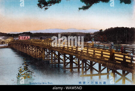 [ 1910s Giappone - Seta nessun Karahashi ] - Seta nessun ponte Karahashi in Omi, nella prefettura di Shiga. Il ponte è una delle otto vedute di Omi (Omi Hakkei). La Omi Hakkei sono le otto scene più belle nella parte meridionale del Lago Biwa. Essi hanno creduto di essere stati selezionati nel XIII secolo e divenne particolarmente ben noto attraverso woodblock stampe dello stesso nome dal giapponese ukiyo-e artista Hiroshige Ando (1797-1858), noto anche come Utagawa Hiroshige. Xx secolo cartolina vintage. Foto Stock