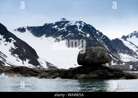 A fianco del ghiacciaio rocce nel Mare del Nord della Norvegia Foto Stock