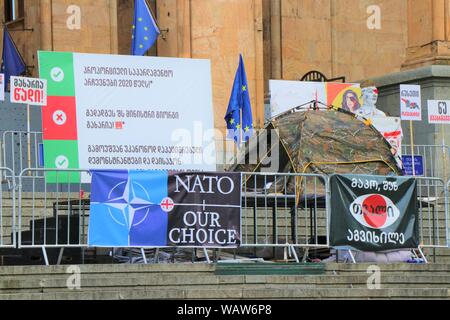 Tbilisi, Georgia. Le proteste contro la Russia continuano nella parte anteriore del parlamento georgiano. Ci sono molti manifesti utilizzati per far valere i propri diritti. Foto Stock