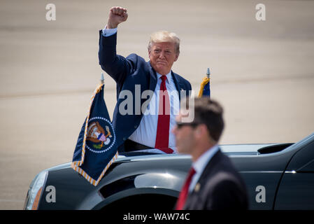 Presidente Donald Trump saluta i sostenitori come egli arriva al Kentucky Air National Guard Base in Louisville, KY., e il agosto 21, 2019. Trump era in città per parlare ad un AMVETS convenzione e partecipare a una raccolta di fondi per il Kentucky Gov. Matt Bevin le re-campagna elettorale. (U.S. Air National Guard foto di Dale Greer) Foto Stock