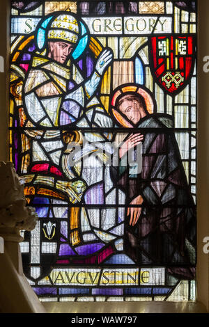 Le vetrate colorate dettaglio sant Agostino Papa san Gregorio, Bauchon cappella, Norwich Cathedral, Norfolk, Inghilterra, Regno Unito Foto Stock