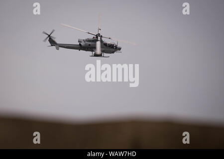 Stati Uniti Marine Corps AH-1Z Viper attacco assegnato in elicottero con la Marine Attacco leggero elicottero Squadron 167 conduce operazioni di volo durante una distribuzione di formazione a MacDill Air Force Base di Avon Park, Florida il 15 agosto 2019. HMLA-167 conduce operazioni expeditionary mentre la crescente disponibilità di rating edificio e guidati con precisione-munizione occupazione proficiency in AH-1Z Viper. Foto Stock