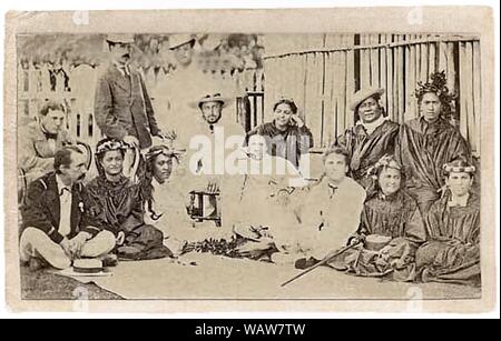 Il Duca di Edimburgo con il tahitiano royal ladies (restaurata). Foto Stock