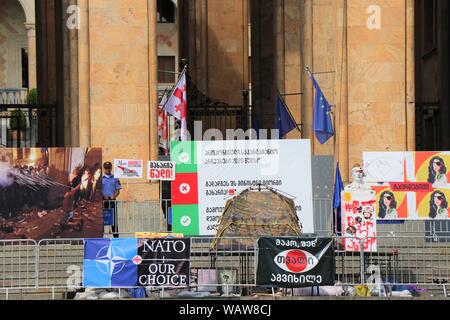 Tbilisi, Georgia. Le proteste contro la Russia continuano nella parte anteriore del parlamento georgiano. Ci sono molti manifesti utilizzati per far valere i propri diritti. Foto Stock