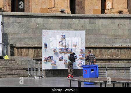 Tbilisi, Georgia. Le proteste contro la Russia continuano nella parte anteriore del parlamento georgiano. Ci sono molti manifesti utilizzati per far valere i propri diritti. Foto Stock