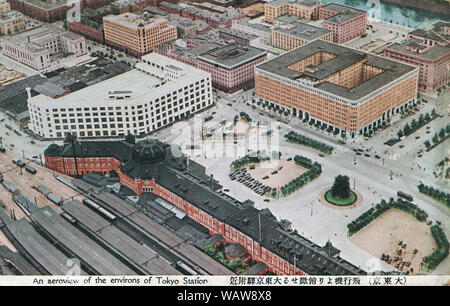 [ 1930 Giappone - Stazione di Tokyo ] - Veduta aerea della stazione di Tokyo, situato nel quartiere affaristico Marunouchi di Tokyo, vicino al Palazzo Imperiale di motivi e di Ginza il quartiere commerciale. L'edificio è stato progettato dall architetto Tatsuno Kingo per celebrare il Giappone la vittoria nella guerra Russo-Giapponese. La stazione inaugurata il 20 dicembre 1914. Nel 1921, primo ministro Takashi Hara fu assassinato qui. Xx secolo cartolina vintage. Foto Stock