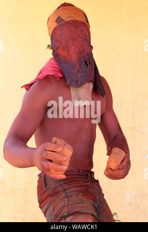 Tradizionale ballerino Nyau con la maschera per il viso a un Gule Wamkulu cerimonia in remoto villaggio vicino Ntchisi. Il Malawi è uno dei paesi più poveri del mondo Foto Stock