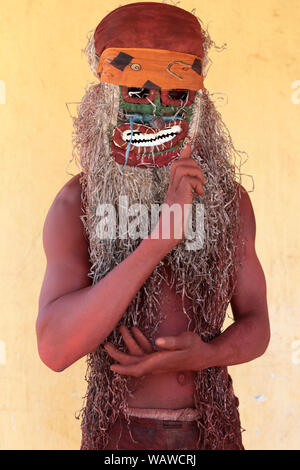 Tradizionale ballerino Nyau con la maschera per il viso a un Gule Wamkulu cerimonia in remoto villaggio vicino Ntchisi. Il Malawi è uno dei paesi più poveri del mondo Foto Stock