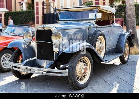 Roma,Italia - Luglio 21, 2019:In occasione di Roma capitale Rally evento, una mostra di auto d'epoca è stato impostato con una bellissima luce blu c Foto Stock