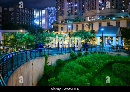 Hong Kong - Agosto 2, 2019: Stazione di polizia in Ma On Shan, Hong Kong, essendo assedio di notte. Foto Stock