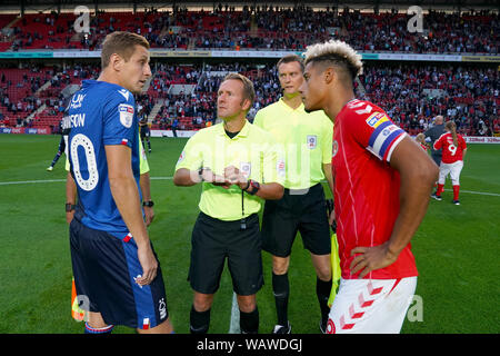 Il Nottingham Forest Michael Dawson (sinistra) e Charlton Athletic's Lyle Taylor durante il coin toss Foto Stock