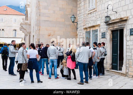 Visita guidata gruppo, di fronte Opatska Riznica il vescovo del tesoro, la città vecchia e la città di Korcula, Isola di Korcula, Dalmazia, Croazia Foto Stock