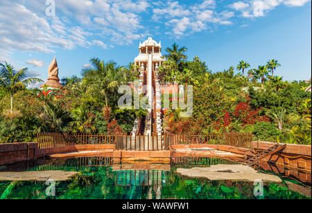 Alta acqua ripidi scorrere su Tenerife parco acquatico, Isole canarie, Spagna Foto Stock