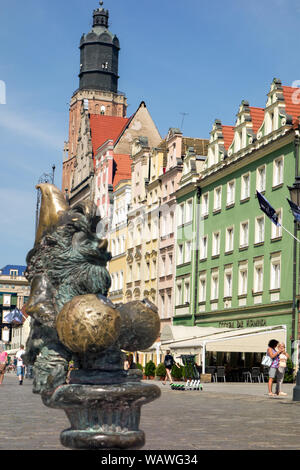 Il Wroclaw gnomi in lastricato della piazza del mercato della città polacca di Wroclaw in Polonia con i suoi edifici colorati Foto Stock