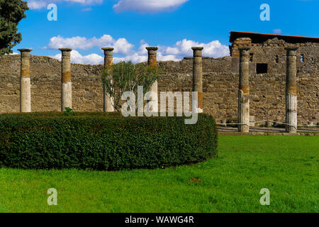Pompei, Italia Casa dei Vettii resti archeologici. Vista giorno di antiche rovine presso il cortile con le colonne da una struttura in pietra. Foto Stock