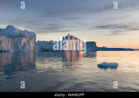 Iceberg di fronte alla cittadina di pescatori Ilulissat in Groenlandia. Natura e paesaggi della Groenlandia. Viaggio su nave tra il CIEM. Il riscaldamento globale Foto Stock