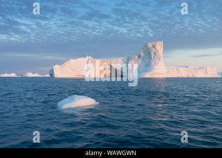 Iceberg di fronte alla cittadina di pescatori Ilulissat in Groenlandia. Natura e paesaggi della Groenlandia. Viaggio su nave tra il CIEM. Il riscaldamento globale Foto Stock