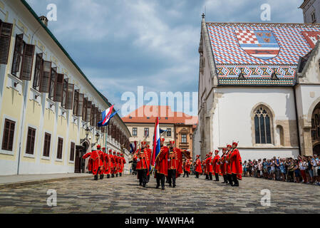 Il cambio della guardia, soldati croati storica in regalia in corteo cerimoniale a Piazza San Marco, Zagabria, Croazia Foto Stock