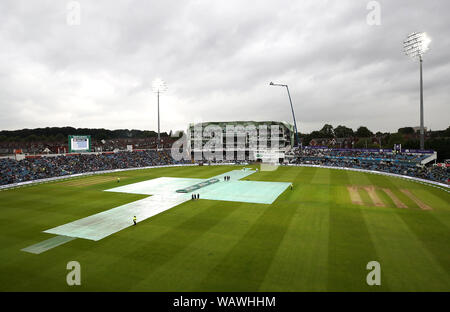 Una vista generale dei coperchi del passo come pioggia cade all'inizio del giorno uno del terzo ceneri Test match a Headingley, Leeds. Foto Stock