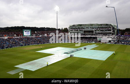 Una vista generale dei coperchi del passo come pioggia cade all'inizio del giorno uno del terzo ceneri Test match a Headingley, Leeds. Foto Stock