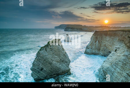 La baia di acqua dolce, Isle of Wight su una burrascosa serata estati Foto Stock