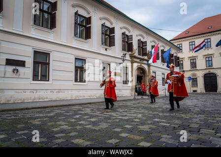 Il cambio della guardia, soldati croati storica in regalia in corteo cerimoniale a Piazza San Marco, Zagabria, Croazia Foto Stock