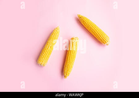 Piano di composizione dei laici con gustosi dolci di pannocchie di granoturco. Lay piatto. Concetto di cibo. Foto Stock