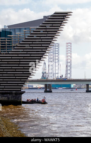 Dundee, Tayside, Scozia, Regno Unito, 22 agosto 2019: Regno Unito Meteo. Una giornata di vento e sole a Dundee, temperatura massima 19°C. Un motoscafo gonfiabile con un gruppo di turisti a bordo di accelerazione lungo il fiume Tay per visualizzare la V&un museo del design dal Riverside. Credito: Dundee fotografico / Alamy Live News Foto Stock