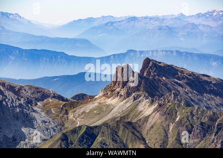Massiccio montuoso Rosszahne, sotto la baita di montagna Tierser-Alpl-Hutte, Parco Naturale Sciliar-Catinaccio, Dolomiti, Alto Adige, Italia Foto Stock