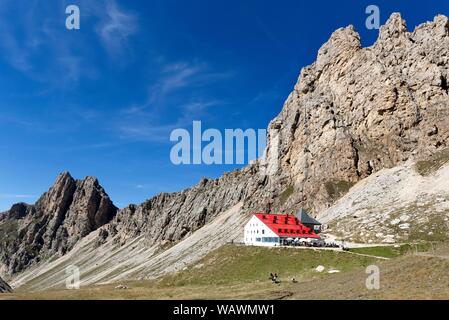 Tierser-Alpl-Hutte baita di montagna al di sotto del Rosszahne, Parco Naturale Sciliar-Catinaccio, Dolomiti, Alto Adige, Italia Foto Stock