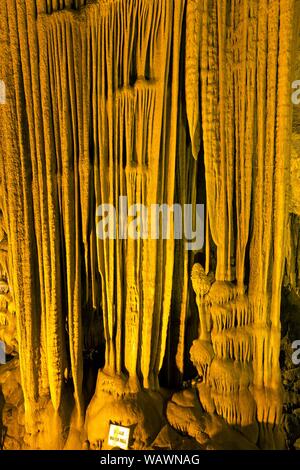 Stalattiti, cosiddetta cascata, grotta stalattitica Dim Magarasi, Kestel, Alanya, provincia di Antalya, Turchia Foto Stock