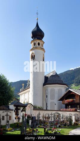 Chiesa parrocchiale barocca di San Michele con il cimitero di San Candido - Alta Pusteria - Alto Adige, Italia Foto Stock