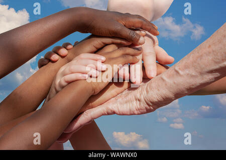 Mani e multirazziale che attraversano alcune generazioni nipote di nonna Foto Stock