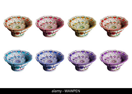 Collezione insieme di fiori colorati in porcellana dipinta ware vassoi piedistallo isolati su sfondo bianco. Ceramiche asiatiche vassoio impostato Foto Stock