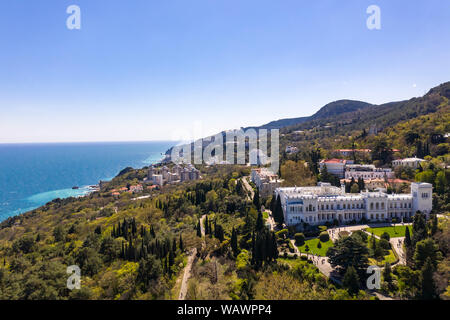 Antenna fuco colpo di Livadia Palace con un bellissimo giardino paesaggistico in Crimea Foto Stock