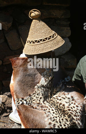 Gli uomini indossando il tradizionale hat e vestiti, Basotho Villaggio Culturale, stato libero, Sud Africa Foto Stock