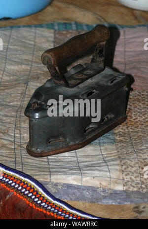 Vecchio ferro di carbone all'interno Basotho capanna, Basotho Villaggio Culturale, stato libero, Sud Africa Foto Stock